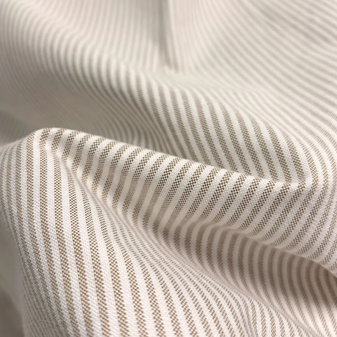 P210 Ralph Lauren/Ralph Lauren cow-like striped embroidered shirt is made of 100% cotton Oxford fabric. The 100% cotton material makes it very breathable. It is comfortable to wear and not easy to sweat. It has a loose fit and has a three-dimensional upper body. The lines are smooth and natural. From the shoulder line to the waistline and then to the hem, the line transition is smooth. There are no unnecessary folds or accumulation. The whole body is neat and stretched. The chest is embellished with the iconic love embroidery. Simple but highly recognizable. The color transition of the embroidery thread is natural. The stitches are even and uniform in size. The stitches can also connect naturally and the lines are smooth and not stiff. Size: S M L XL